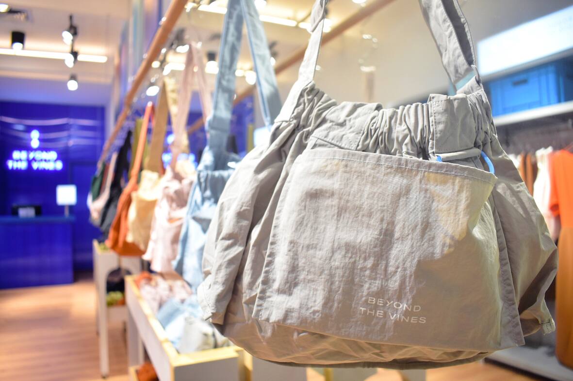 beyond the vines bag xs